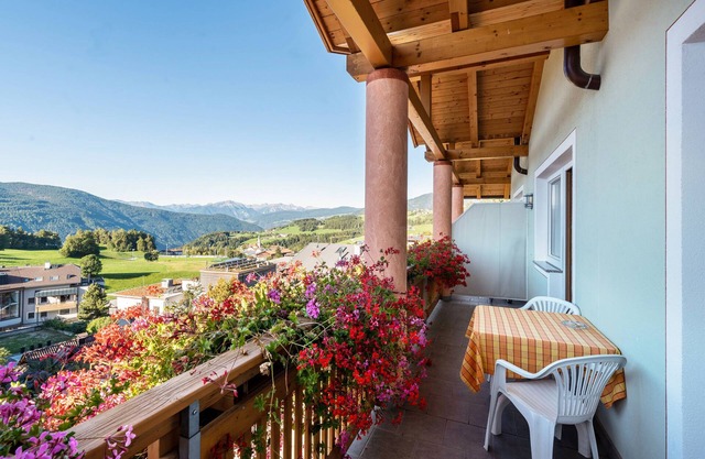 'Residencia Diana Apartamento 302' con vistas a la montaña, balcón y Wi-Fi