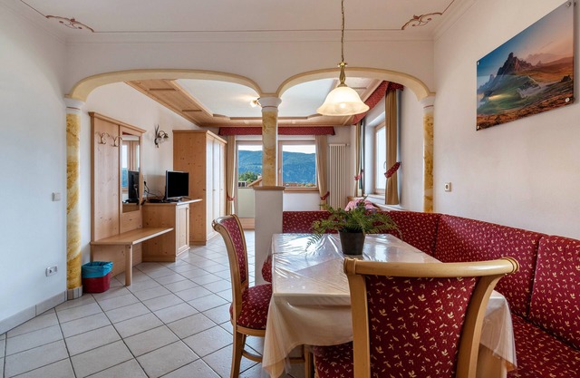 'Residencia Diana Apartamento 103' con vistas a la montaña, balcón y Wi-Fi
