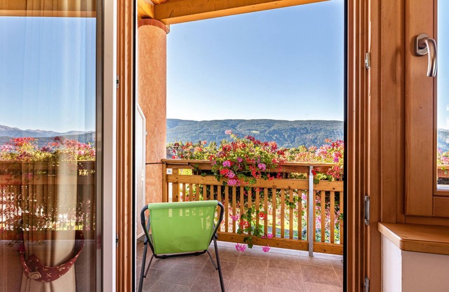 'Residencia Diana Apartamento 303' con vistas a la montaña, balcón y Wi-Fi