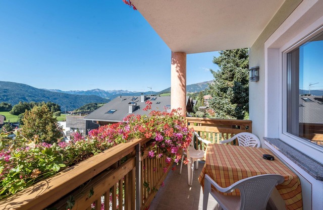 'Residencia Diana Apartamento 203' con vistas a la montaña, balcón y Wi-Fi
