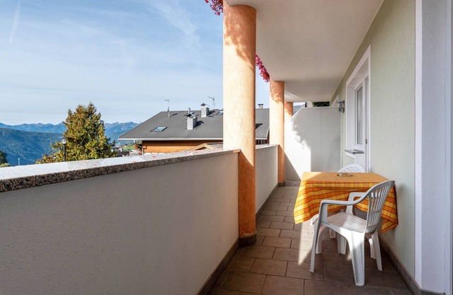 'Residencia Diana Apartamento 102' con vistas a la montaña, balcón y Wi-Fi