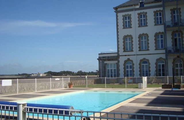 Residencia Saint-Gcustan, piscina y acceso directo a la playa.