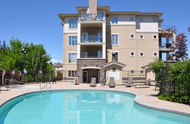 2 habitaciones + sala de estar con piscina al aire libre y spa en el campo de golf