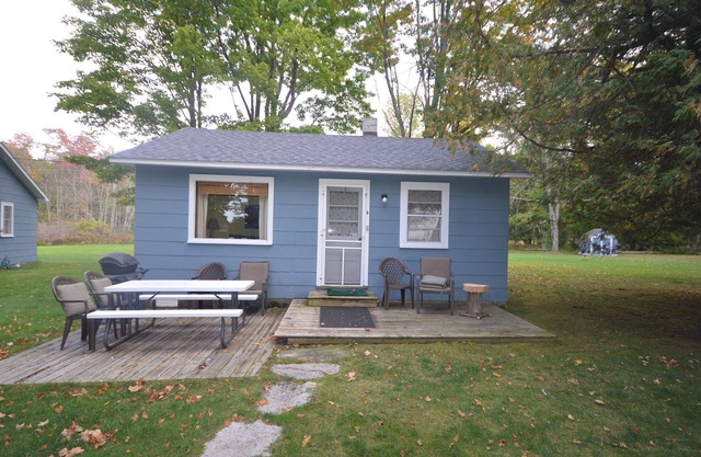 Resort cottage on Big Glen Lake! Kayaks & fire pit!