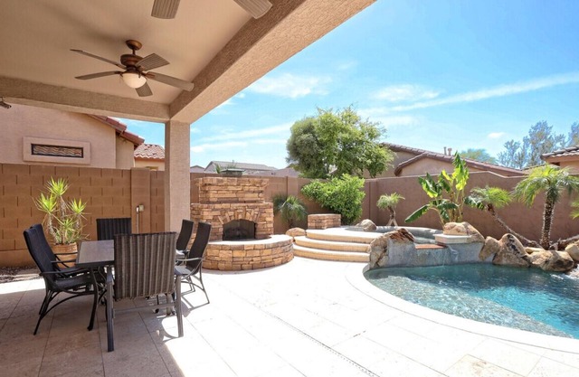 Resort living in Las Sendas - pool, hot tub, outdoor kitchen, putting green