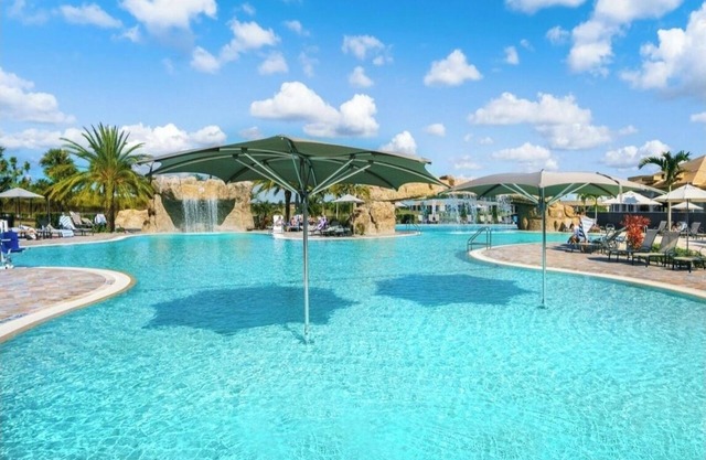 Resort living: Charming 2-bedroom condo in fabulous Lakewood national