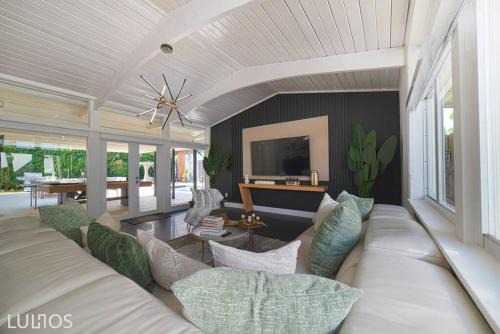 Resort Retreat Heated Pool, BBQ & Sports Court L11