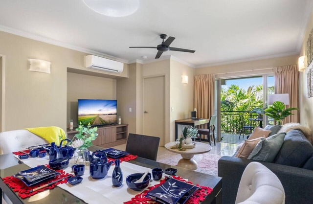 Resort Splendor-Top Floor Apartment in Cairns One