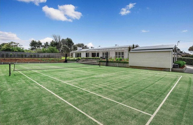 Resort-style 4-bedroom, tennis court, pool, spa, gardens, alfresco in Portsea