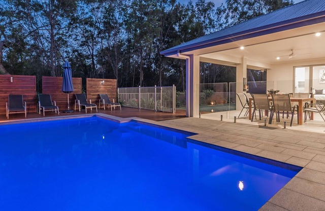 Casa privada estilo centro turístico con calefacción solar de piscina y fondo de arbusto