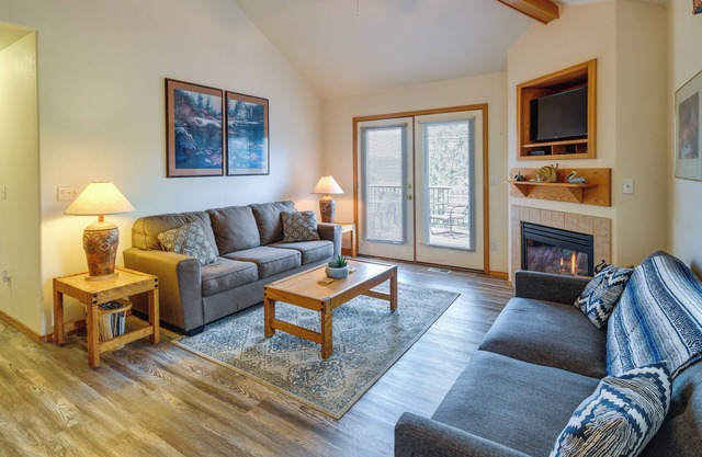 Resort-Style Klamath Falls Home, Golf Course View!