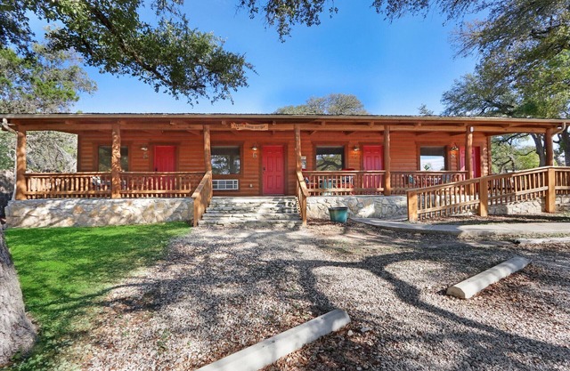 Resort Style Swimming Pool, Fire Pit, Grill, and Bocce Ball!