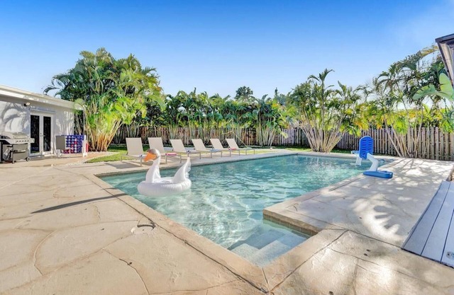 Resort Villa 6BR Heated Pool Beach Volleyball Game Room Mini Golf