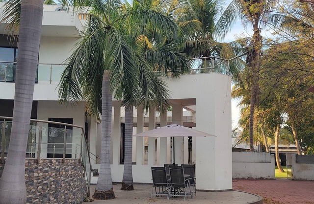 Resort villa with 8 bedrooms, 9.5 bathrooms, swimming pool, Gazebo, Barbeque