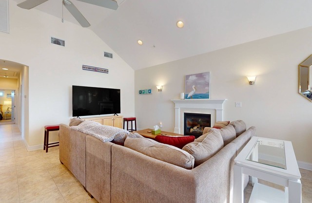 Restful getaway with pool, tennis, patio, fireplace, jetted tub, & central AC
