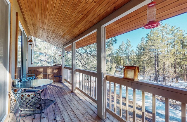 Restful retreat with stunning views, WiFi, furnished deck & jetted tub