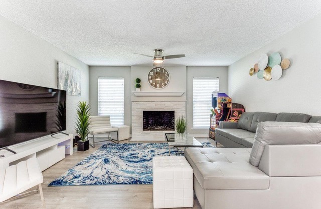 Reston NEW Bright, Airy Home w/ In Ground Pool & Grill
