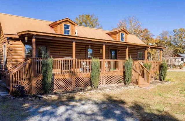 Restoration Station-2 BR/2 Ba Log Cabin on10-ac sheep farm, see also VRBO2023701