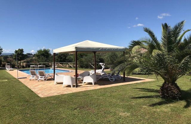 Casa de campo restaurada de 4/5 dormitorios con piscina e interior contemporáneo.