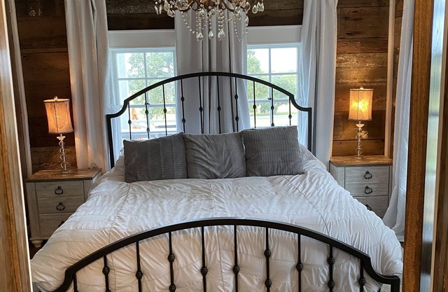 Restored Family Farmhouse Sleeps 14 - 4 Bedrooms - 2 Baths - Outside Shower