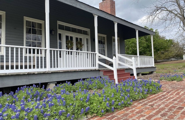 Restored farmhouse on National Historic Register property - The BEST of Texas!