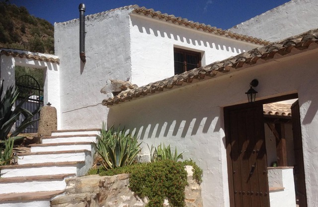 Finca restaurada con piscina privada situada en olivares cerca de un pequeño pueblo