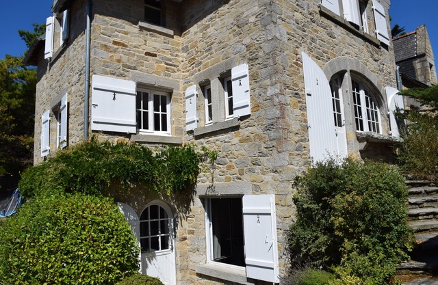 Villa de piedra restaurada, 7 dormitorios acceso inmediato a la gran playa