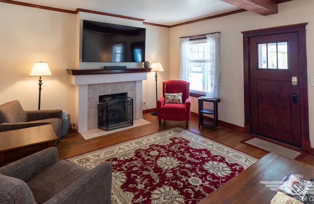 Restored Wallace Home! Perfect multifamily retreat!
