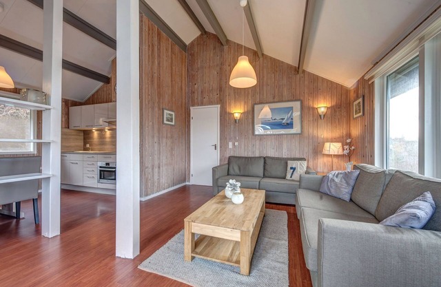 Restyled bungalow with dishwasher, near reservoir