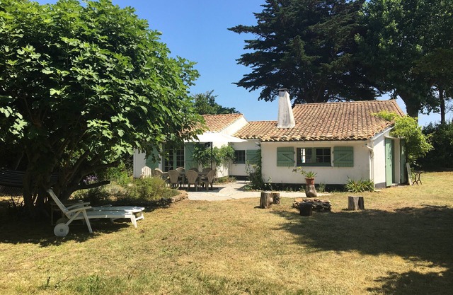 Retaise house 8p, 200m from the beach, near the village