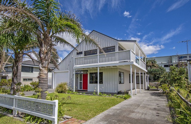Retreat at Tapeka Point - Russell Holiday Home