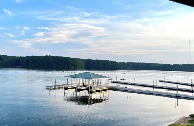 Retreat: Hot Tub, Massage chair, Nintendo, Pingpong with 1 acre backyard.
