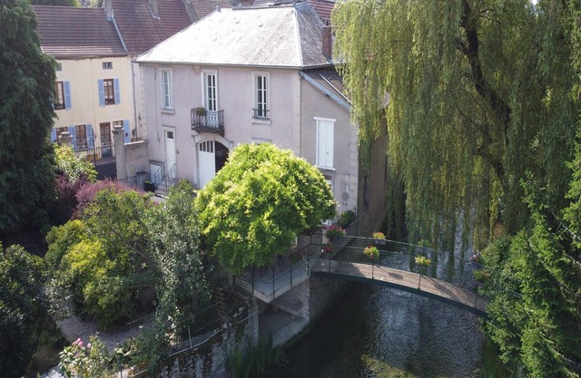 Casa junto al río Ouche y castillos