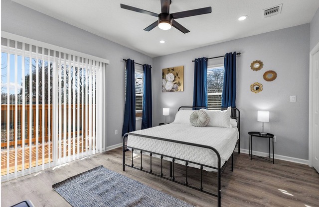 Retreat to a Brand-new Downtown Home 4br/3ba!