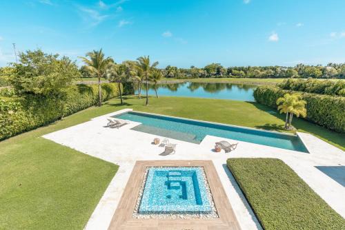 Retreat villa with lake view, maid,bbq in Punta Cana