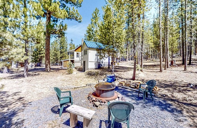 Retreat w/ firepit, enclosed yard, kitchen, & W/D