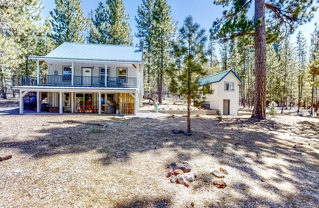 Retreat w/ firepit, enclosed yard, kitchen, & W/D