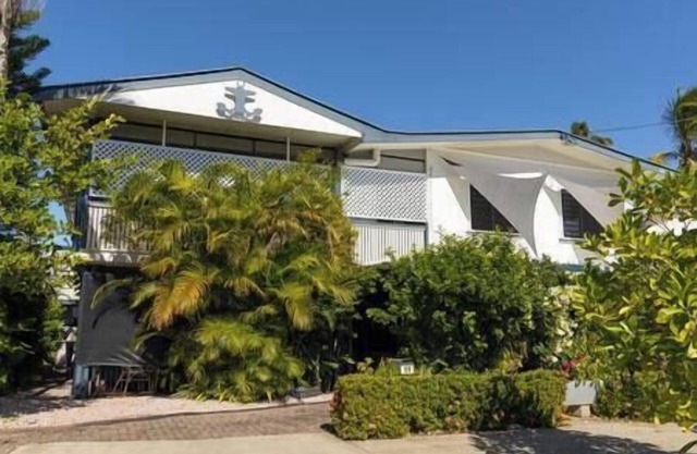 Retro #1 - 1BR unit near Cairns City - Sleeps 4
