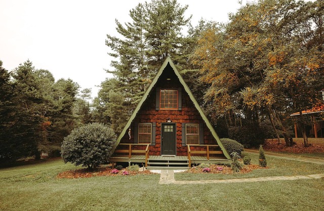 Retro A-Frame Cabin in Fancy Gap minutes from the Blue Ridge Parkway