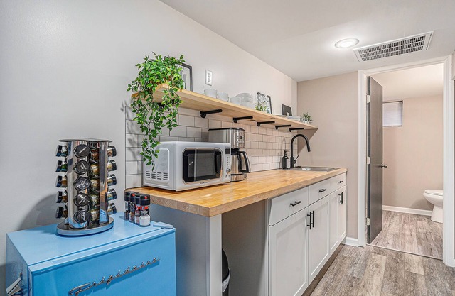 Retro Basement Apartment- 10 mins to shops and IHOPU