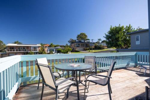 Retro Beach House - roomy 4BR retreat near ocean