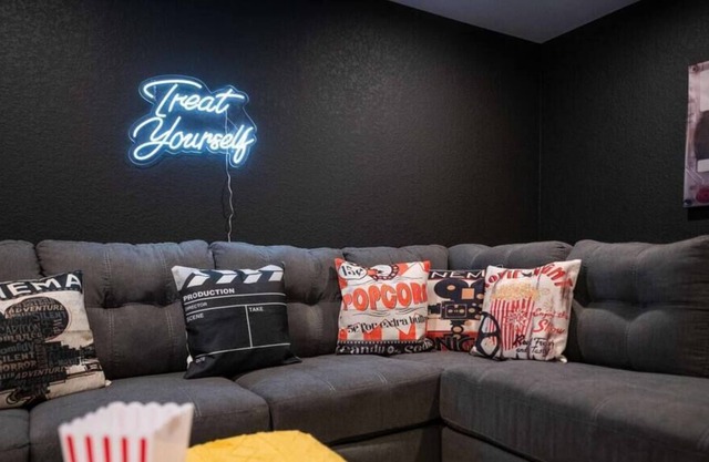 Retro Denver Retreat W/ Fun Games & Movie Room!