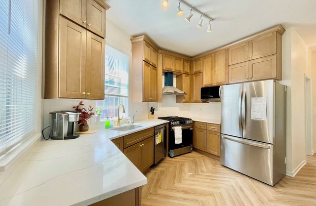 Retro Designer 2BR Suite - Heart of Lakeview/Wrigley