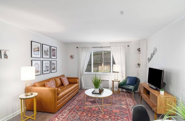 Retro Hotel One Bedroom- near downtown with pool!