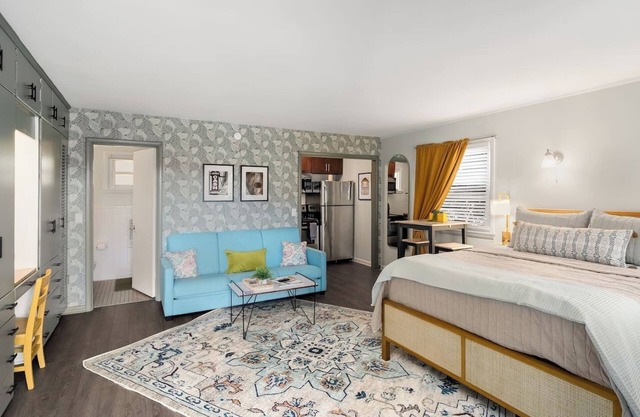 Retro Hotel studio vibe with great pool!