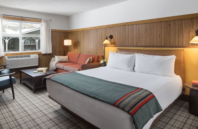 Retro Lodge Perfect for Families w/ Fire Pits in J