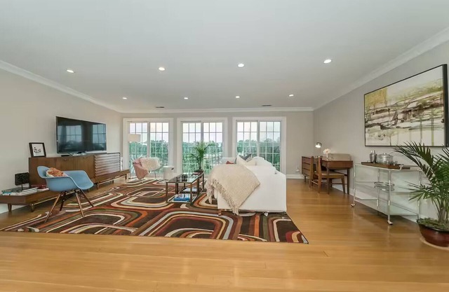 Retro Modern 2 Bdrm 2 Bath Condo near to Eden Park