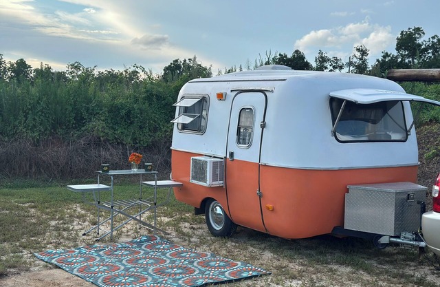 Retro restored 1-bedroom caravan in Fairhope with AC