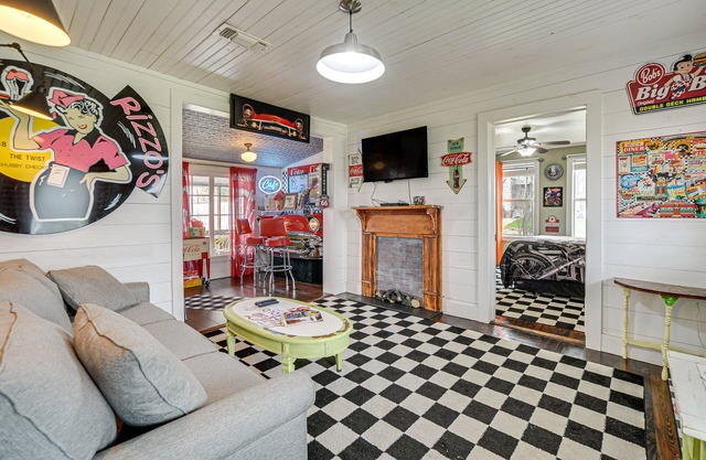 Retro Retreat in Llano w/ Screened Porch!