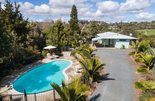 Retro River Retreat - Kerikeri Holiday Home